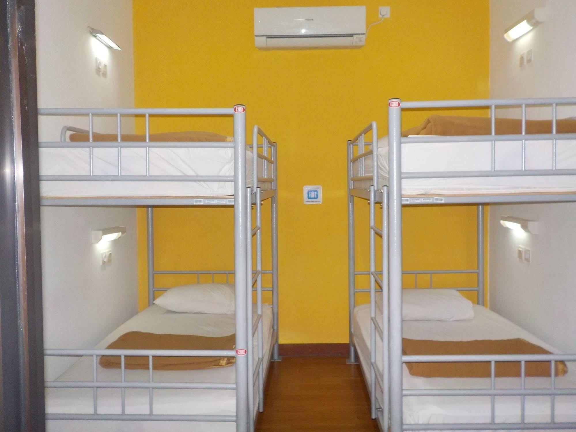 Cx Hostel Kuta Raya Luaran gambar