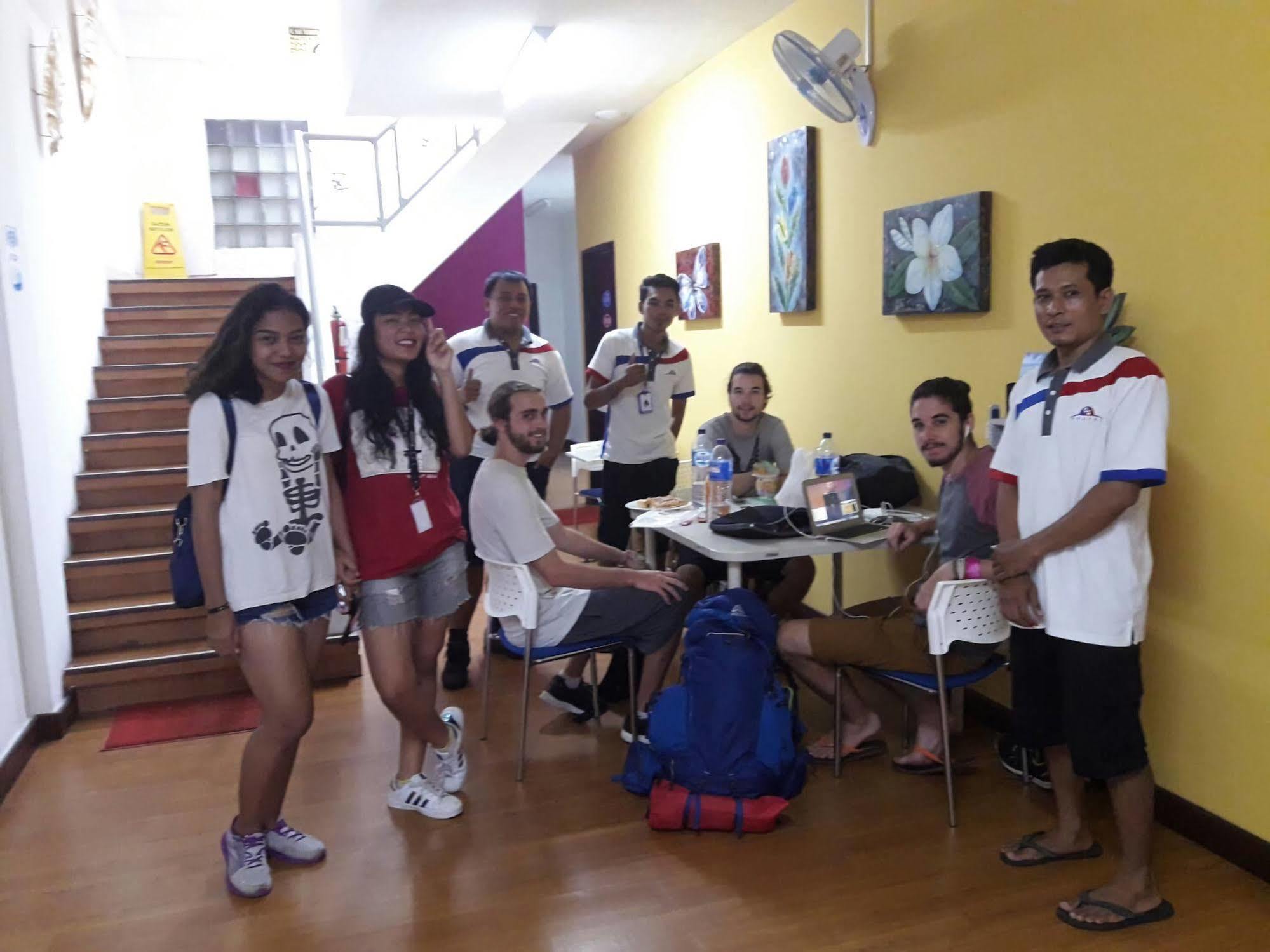 Cx Hostel Kuta Raya Luaran gambar