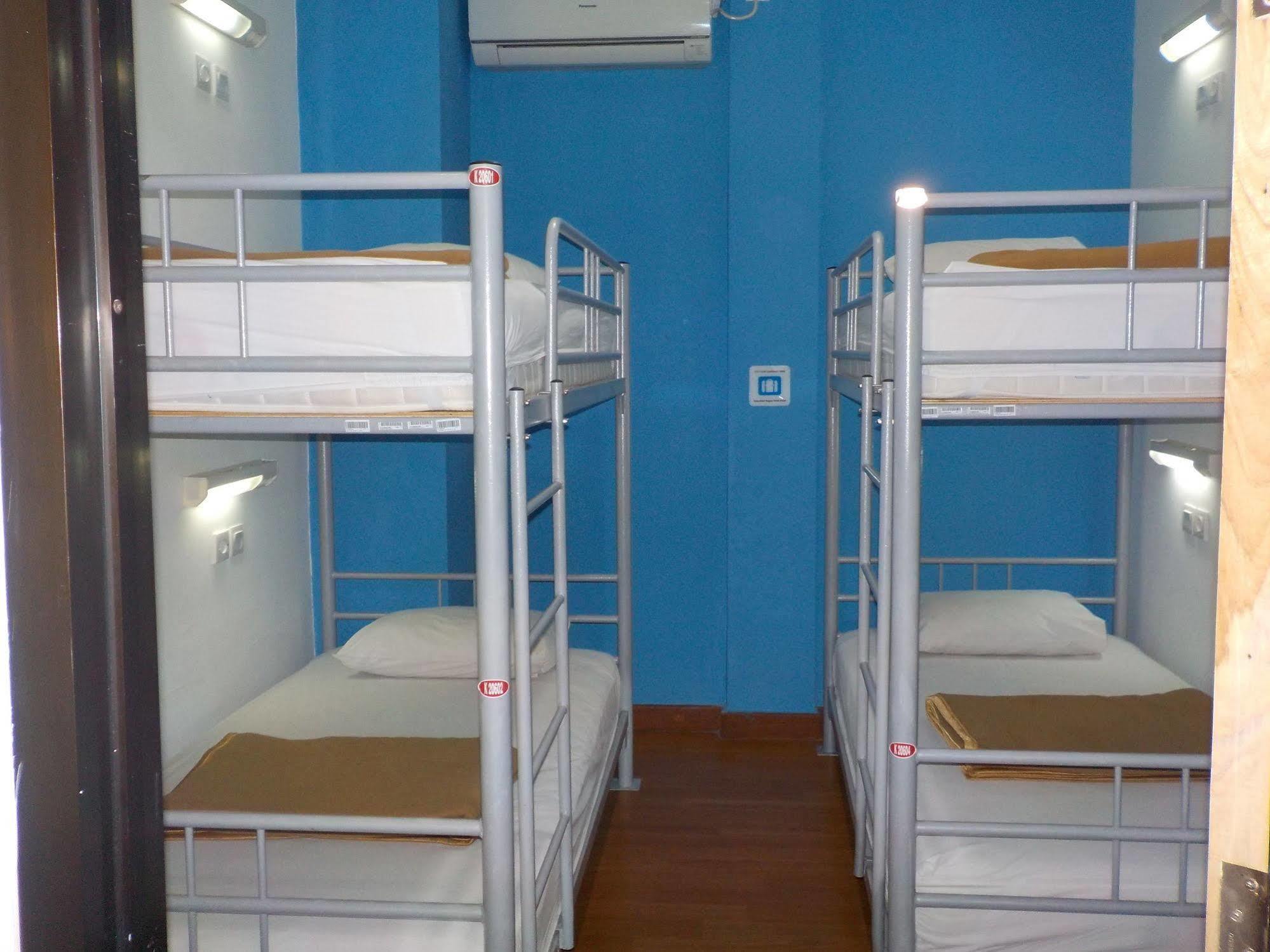 Cx Hostel Kuta Raya Luaran gambar