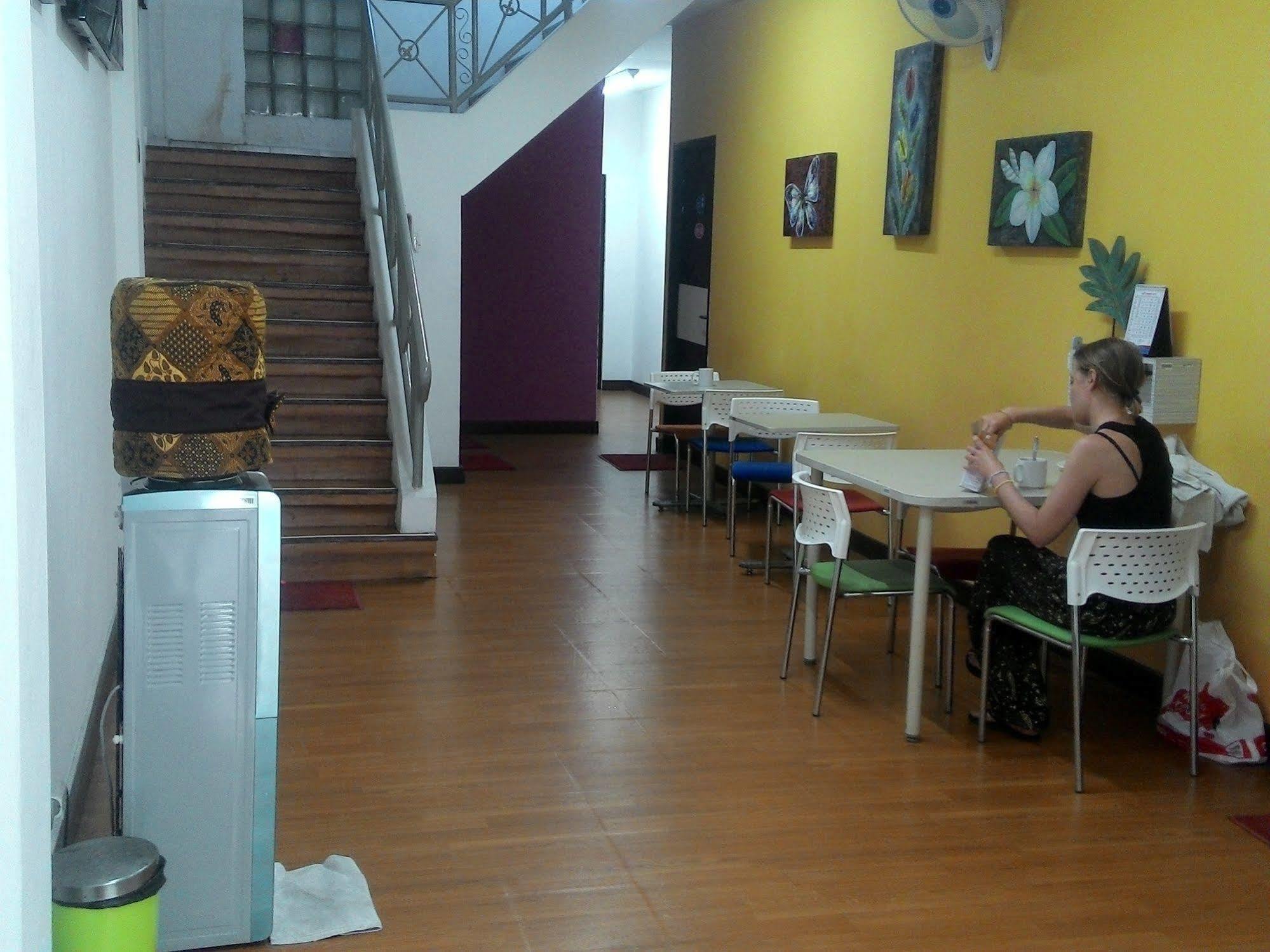 Cx Hostel Kuta Raya Luaran gambar