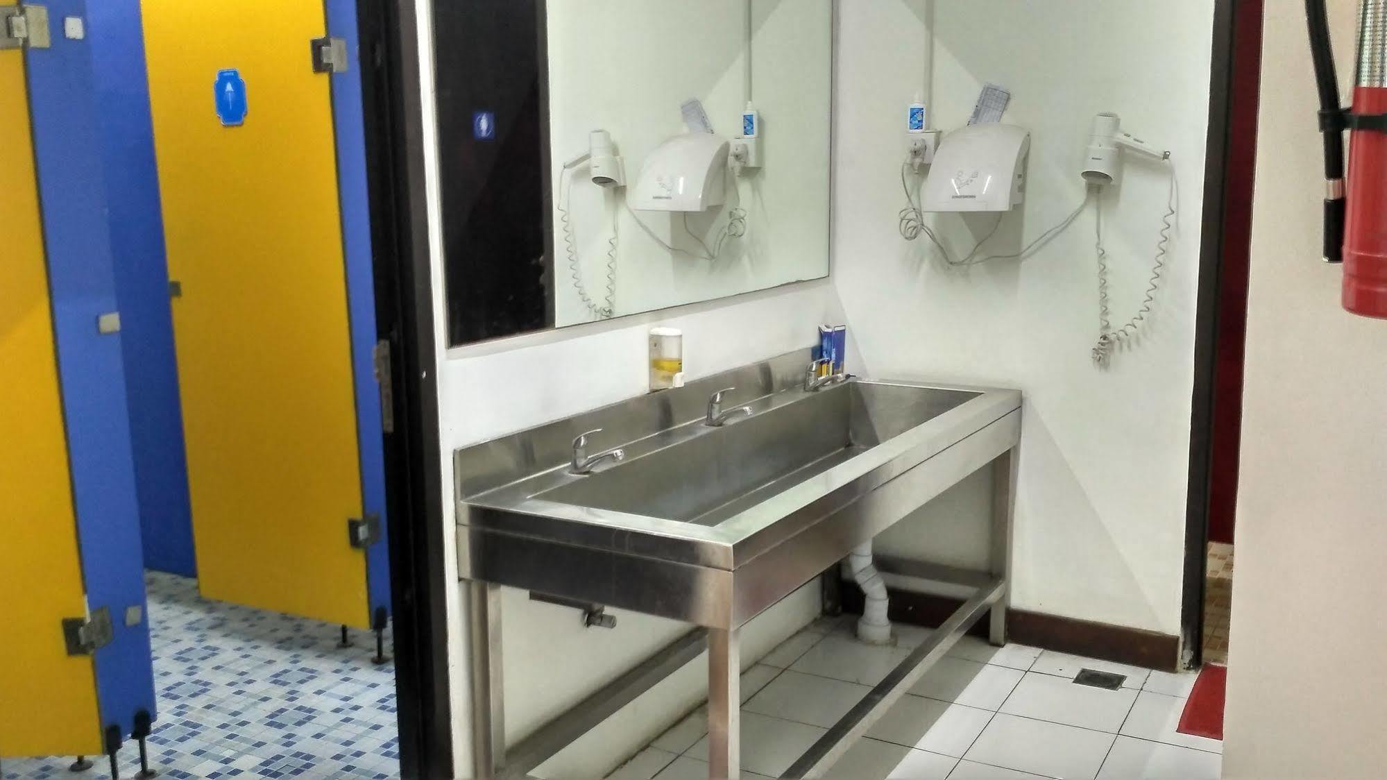 Cx Hostel Kuta Raya Luaran gambar